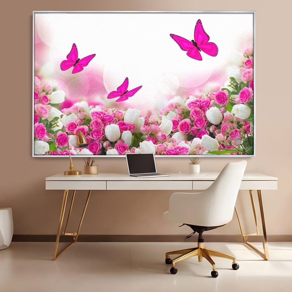 Tablou canvas cu tablou canvas cu trandafiri roz si fluturi, in rama de aluminiu argintiu, pe perete intr-un birou